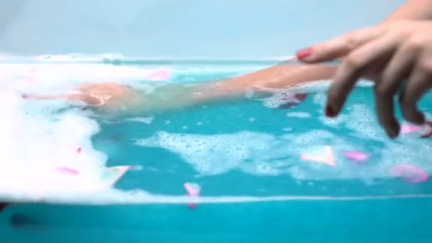 Mujer Relajante Baño Con Pétalos Rosa Suave Espuma Burbuja Macro — Vídeo de stock