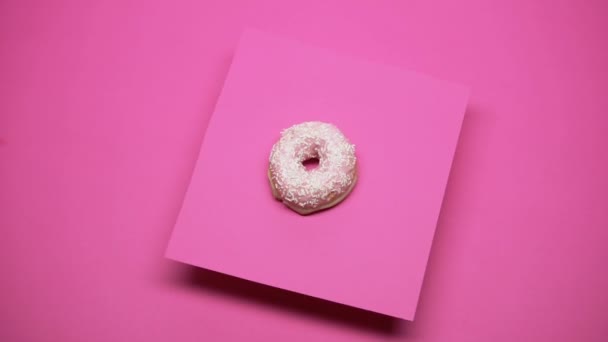 ドーナツ回転してピンクの背景 ジャンク フード 太りすぎの問題点 マクロ撮影 — ストック動画