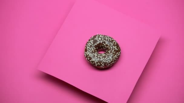 Zoete Donut Spinnen Roze Achtergrond Culinaire Kunsten Smakelijke Bakkerij Macro — Stockvideo