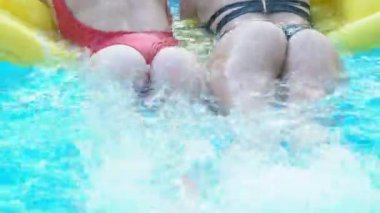 Havuzda eğleniyor erkek su, seksi organları arkadan görünüm ayağa dayak