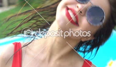 Baştan çıkarıcı neşeli kız havuzu, dans dinlenmek ve rahatlamak, yaz tatili