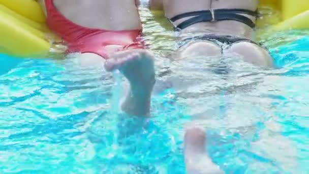 水と遊ぶ空気マットレスの上スイミング プールで楽しんでセクシーな女性 — ストック動画