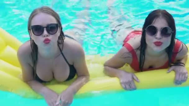 美丽的女孩在游泳池享受假期 在相机发送亲吻 — 图库视频影像