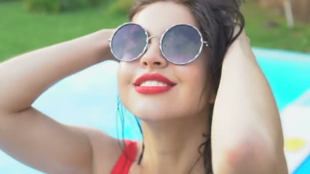 Linda Senhora Desfrutando Férias Perto Piscina Dançando Posando Câmera Lenta — Vídeo de Stock