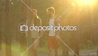 Genç çift ormanda, Turistik arka çantalar, tadını taşıyan trekking zammı