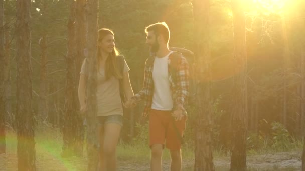 Fröhliches Junges Paar Wandert Wald Trägt Rucksäcke Genießt Die Wanderung — Stockvideo