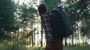 Ormanda yürüyüş sırt çantası ile neşeli adam zevk özgürlük ve tatil, zam