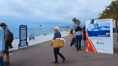 Nice, Fransa - Haziran 2018 yaklaşık: İnsanlar şehirde. Promenade des Anglais üzerinde turizm de Nice, hızlandırılmış zevk insanlar yürü