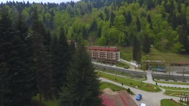 グルジアのコーカサス山脈の森で居心地の良いホテルの空撮 — ストック動画