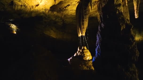 Сталактиты Внутри Древней Пещеры Кавказских Гор Кутаиси Грузия — стоковое видео