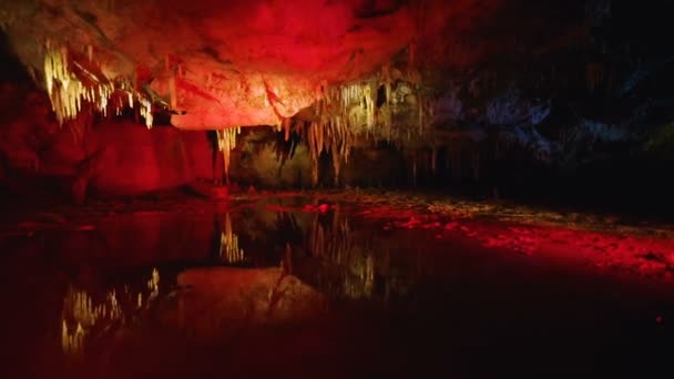 Вода Сталагміти Всередині Печери Кавказьких Гір Кутаїсі Грузія — стокове відео