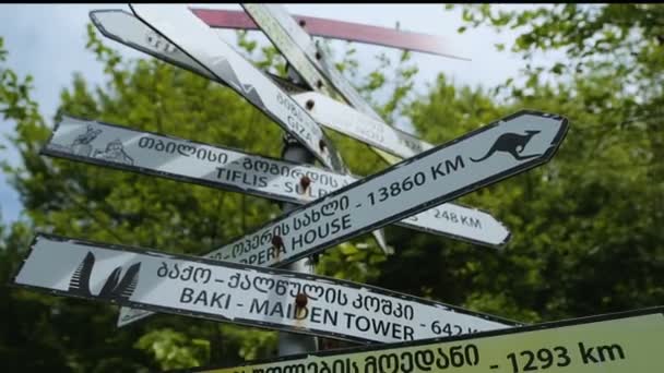 Дорожные Знаки Различных Языках Кутаиси Туристические Направления Туризм — стоковое видео