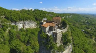 Chiatura, Gürcistan'daki üstte antik kilise ile Katskhi sütun havadan görünümü