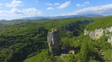 Katskhi ayağı ile Eski Ortodoks Kilisesi Chiatura, Georgia, havadan görünümü