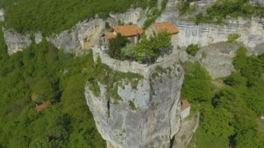 Kafkas Dağları, Katskhi üstüne Ortodoks Kilisesi ile tek başına duran ayağı