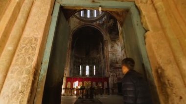 Kutaisi, Gürcistan - Nisan 2018 yaklaşık: Gezi şehrin. Gezi Gelati Manastırı, nefes kesen mozaikler ve fresklerle duvarlarda içinde