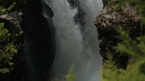 在未触及的自然区域快速运行的瀑布的神奇景色 库塔伊西 — 图库视频影像