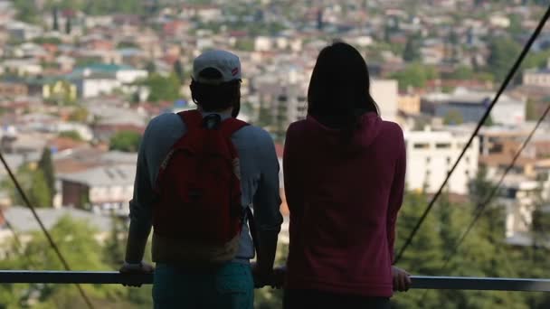 Gözlem Güverte Üzerinde Duran Şehir Panorama Manzarayı Kadın Erkek — Stok video