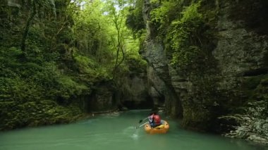 Büyük Okatse Kanyon Kutaisi, Gürcistan yakınındaki nehirde aşağı teknede kürek insanlar