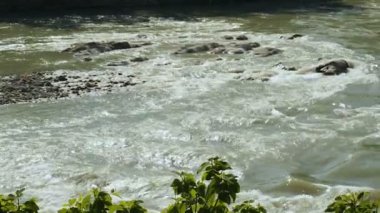 Büyük sular altında nehir hızla el değmemiş doğa koşullarında, kirli su akar