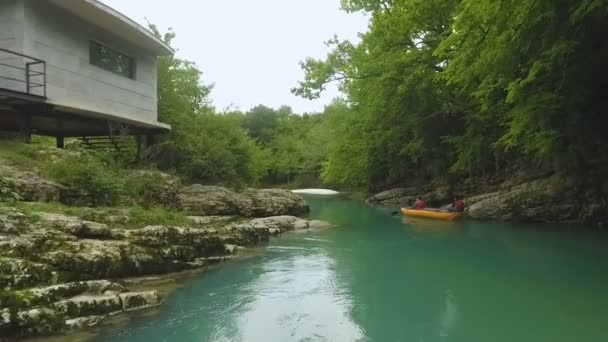 Erstaunliche Bootsfahrt Flussabwärts Unberührten Grünen Wilden Wald Schöne Natur — Stockvideo