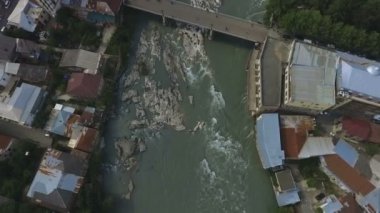 Çamurlu su akar hızlı Rioni nehir, Kutaisi şehir Gürcistan, ekoloji