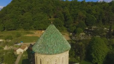 Caucasus dağ tarafından çevrili Bagrati Katedrali çatılarının muhteşem manzara