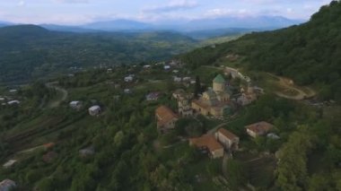 Caucasus yeşil tepeler ile ünlü antik Bagrati Katedrali, Kutaisi gezi
