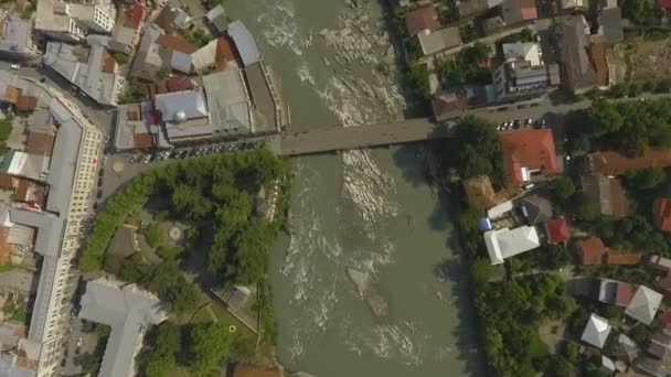 鳥の急速なリオニ川のほとりクタイシ市の鳥瞰図 グルジアへの旅 — ストック動画