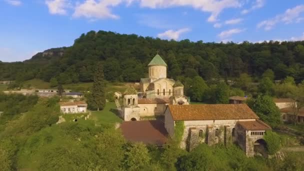 クタイシ グルジアのランドマーク 観光バグラティ大聖堂の航空写真 — ストック動画