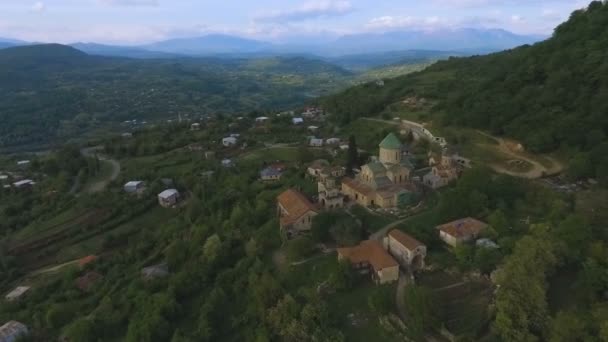 高加索青山与著名的古老巴格拉蒂大教堂 库塔伊西观光 — 图库视频影像