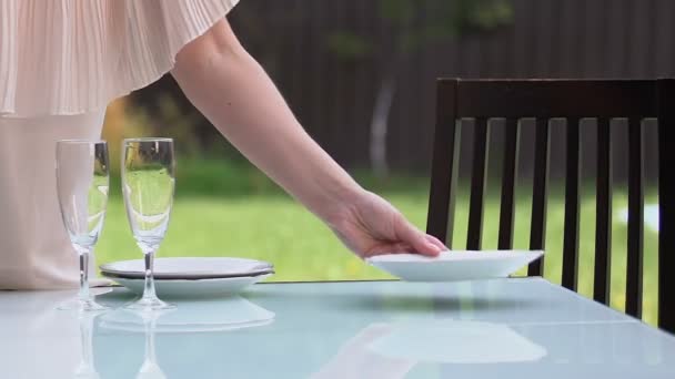 Vrouwelijke Seveertafel Borden Glazen Familiediner Aanbrengend Platteland — Stockvideo