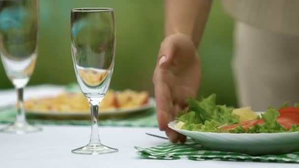 Jovem Senhora Colocando Prato Com Salada Mesa Boa Nutrição Tradições — Vídeo de Stock