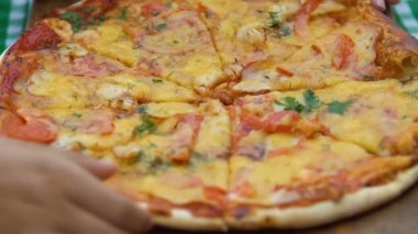 Dilim kalitesiz pizza kirli kurulu, hazımsızlık riskini alan insanlar