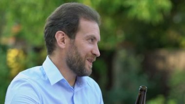 Üst düzey baba ve bira içme, paylaşım haberleri, güvenilir ilişkiler Yetişkin oğlu