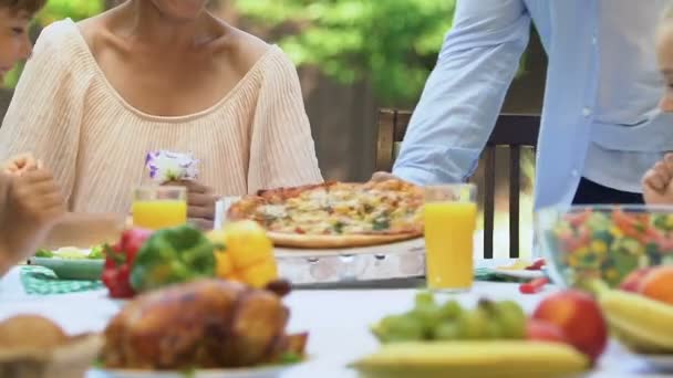 Padre Trayendo Pizza Entregada Familia Oliendo Sonriendo Ocio Aire Libre — Vídeos de Stock