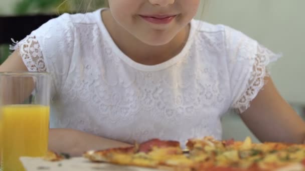 Niña Oliendo Pizza Sonriendo Comiendo Comida Chatarra Nutrición Poco Saludable — Vídeos de Stock