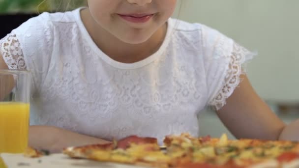 Κοπέλα Πεινασμένος Χαμογελώντας Βλέπουν Φρέσκια Σπιτική Πίτσα Υπηρεσία Παράδοσης Παιδική — Αρχείο Βίντεο