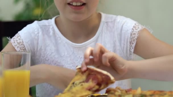 若い女の子が食べる脂肪揚げピザ 不健康な栄養物 胃炎の危険性 — ストック動画