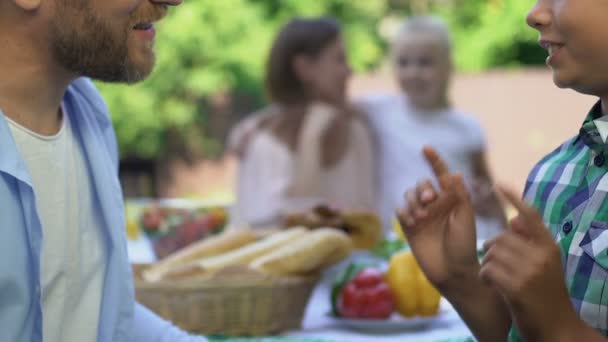 Hijo Hablando Con Padre Familia Picnic Buenas Relaciones Los Niños — Vídeos de Stock