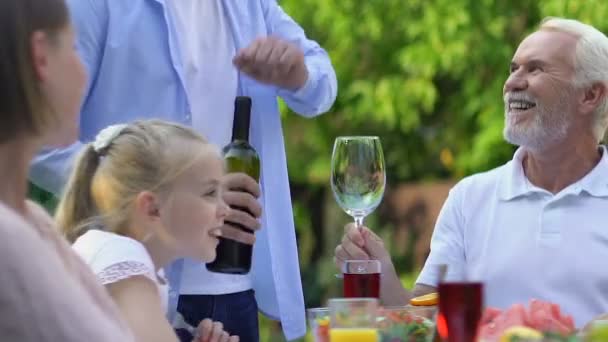 Büyük Aile Yemek Yiyorsunuz Iyi Ilişkiler Ebeveynler Için Saygı — Stok video