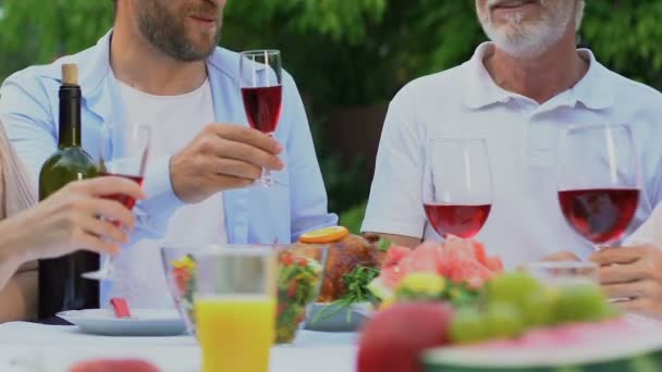 Familjen Äter Middag Spottar Glasögon Och Dricka Vin Firar Födelsedag — Stockvideo