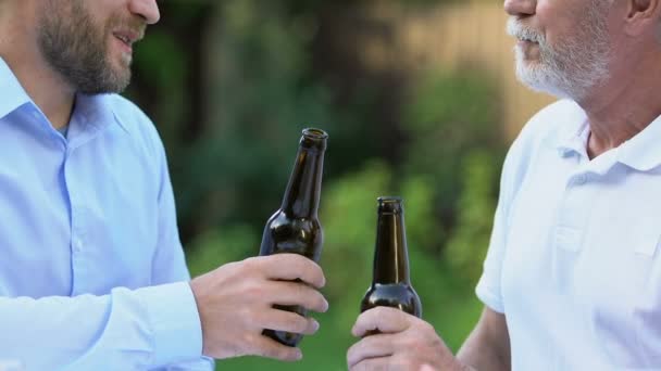 Двое Мужчин Пьют Пиво Давние Традиции Пивоварения Дальше Сын Говорит — стоковое видео