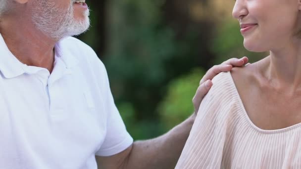 Vieux Père Fille Adulte Parlant Embrassant Relations Familiales Confiantes — Video