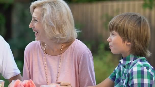 Щаслива Старша Пара Вечеряє Онуками Солодкі Спогади Про Дитинство — стокове відео