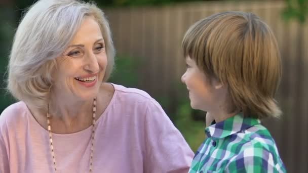 小さな男の子に話して カメラ 幸せな家族で笑顔の陽気な祖母 — ストック動画