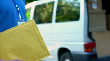 Belgeleri, posta Hizmetleri, ekspres teslimat ile paket tutan erkek kurye