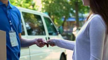 Kurye alıcı nakit ödeme için karton koli teslimat, hızlı kargo