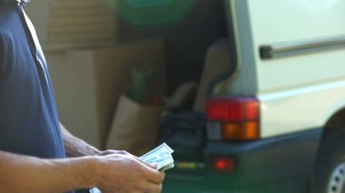 Banknot sayma ve van kapı, küçük işletme, kapanış adam şirketi hareketli