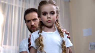 Kamera, Evde baba ile kendini savunma dersi bakarak küçük cesur kızım